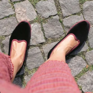 أحذية مسطحة سوداء مخملية للنساء سهلة الارتداء ملابس خروج غير رسمية أحذية بدون كعب بغرز يدوية من الفلانيل بمقدمة مستديرة أحذية ماري جينس للسيدات