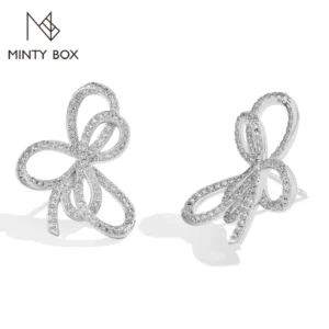 أقراط مرصعة بحجر المويسانايت على شكل فيونكة من MINTYBOX للنساء