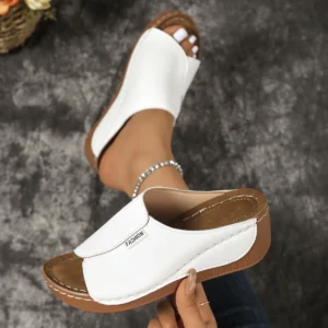 شباشب نسائية مريحة بكعب إسفين، مزودة بإبزيم، أحذية نسائية صيفية جديدة لعام 2025، شباشب مفتوحة من الأمام، صنادل نسائية قابلة للتهوية